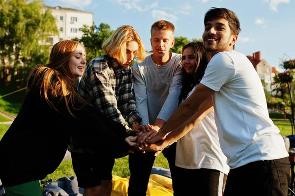 Joven Grupo Multiétnico Personas Cine Aire Libre — Foto de Stock