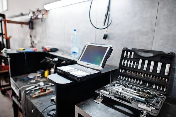 Laptop Gereedschap Onderhoud Bij Garage Benzinestation — Stockfoto