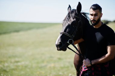 Arap uzun sakallı adam Arap atıyla siyah giyer..