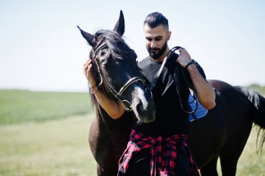 Arap uzun sakallı adam Arap atıyla siyah giyer..