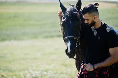 Arap uzun sakallı adam Arap atıyla siyah giyer..