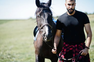 Arap uzun sakallı adam Arap atıyla siyah giyer..