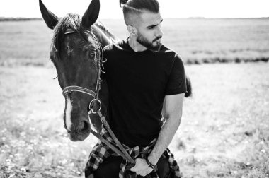 Arap uzun sakallı adam Arap atıyla siyah giyer..