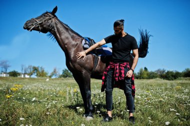 Arap uzun sakallı adam Arap atıyla siyah giyer..