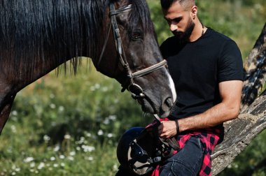 Arap uzun sakallı adam Arap atıyla siyah giyer..