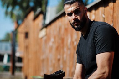 Arap hippi sakallı adam, oduncu baltayı tut..