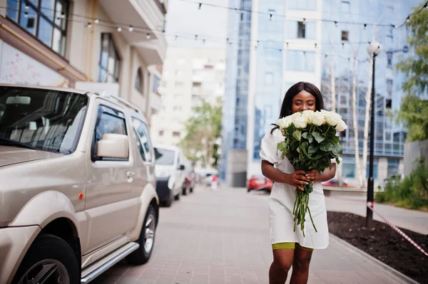 Hermosa Chica Afroamericana Sosteniendo Ramo Rosas Blancas Flores Citas Ciudad — Foto de Stock