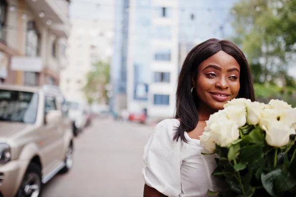 Belle Fille Afro Américaine Tenant Bouquet Fleurs Roses Blanches Sur — Photo