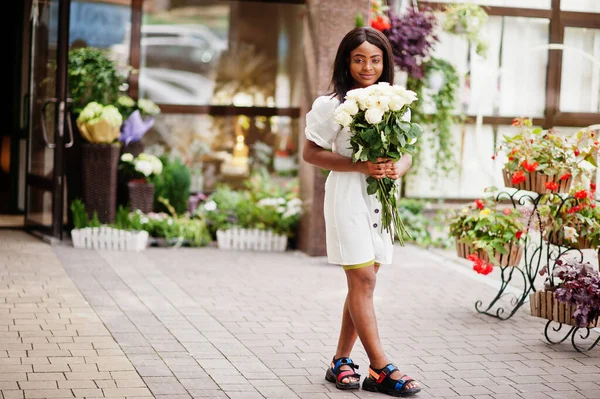 Schöne Afrikanisch Amerikanische Mädchen Mit Einem Strauß Weißer Rosen Blumen — Stockfoto