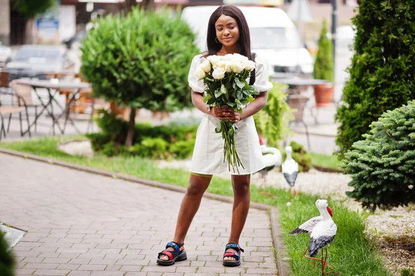 Linda Menina Afro Americana Segurando Buquê Rosas Brancas Flores Namoro — Fotografia de Stock