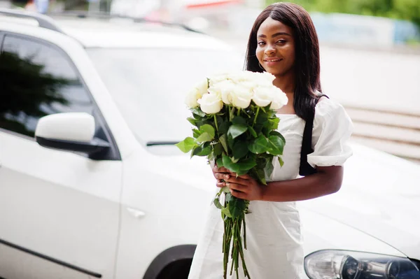 Hermosa Chica Afroamericana Sosteniendo Ramo Rosas Blancas Flores Citas Ciudad — Foto de Stock