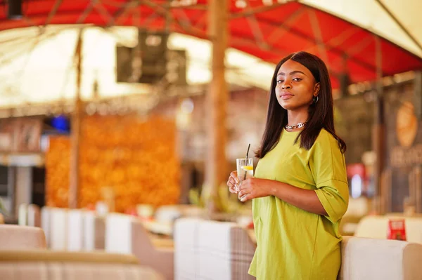Mulheres Negras Usam Roupas Verdes Verão Posar Café Tenda Africano — Fotografia de Stock