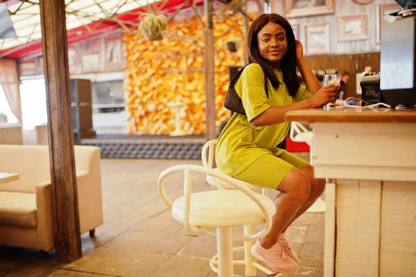 Чорні Жінки Зеленому Літньому Одязі Сидять Стійці Барів Африканська Американка — стокове фото