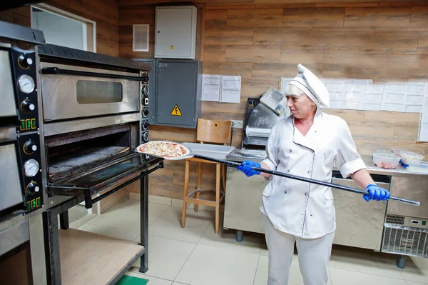 Kobieta Kucharz Przygotowuje Pizzę Kuchni Restauracji — Zdjęcie stockowe