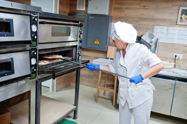 Chef Cuisinier Préparant Une Pizza Dans Cuisine Restaurant — Photo