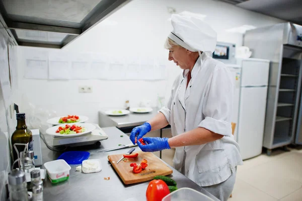 Cuoca Che Prepara Insalata Nella Cucina Del Ristorante Italiano — Foto Stock