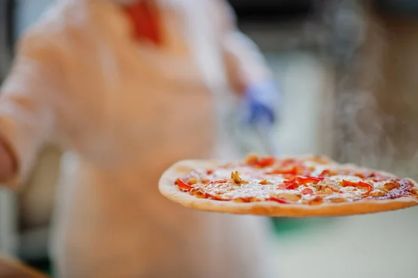 Feale Kock Laga Pizza Restaurangkök — Stockfoto