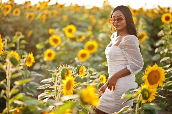 Jolie Jeune Femme Noire Porter Robe Été Pose Dans Champ — Photo