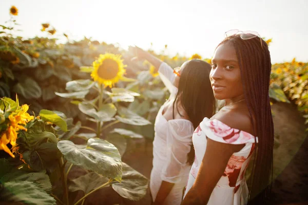 Dwa Dość Młody Czarny Przyjaciele Kobieta Nosić Letni Strój Pozować — Zdjęcie stockowe