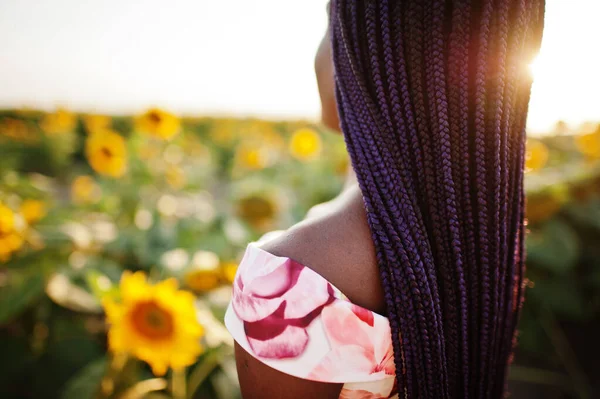 Mooie Jonge Zwarte Vrouw Dragen Zomer Jurk Poseren Een Zonnebloem — Stockfoto