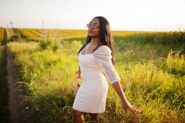 Muito Jovem Mulher Negra Usar Vestido Verão Pose Campo Girassol — Fotografia de Stock