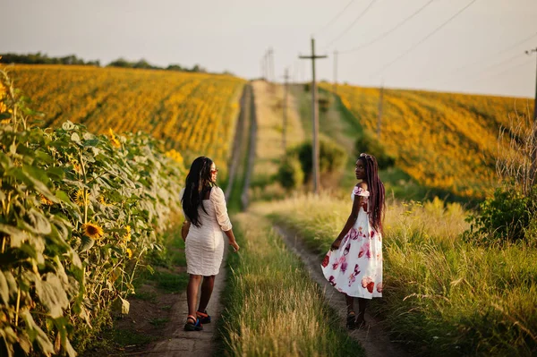 Dois Jovens Amigos Negros Bonita Mulher Usar Vestido Verão Pose — Fotografia de Stock