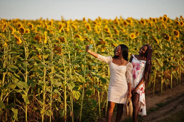 Dois Muito Jovens Amigos Negros Mulher Usar Vestido Verão Pose — Fotografia de Stock