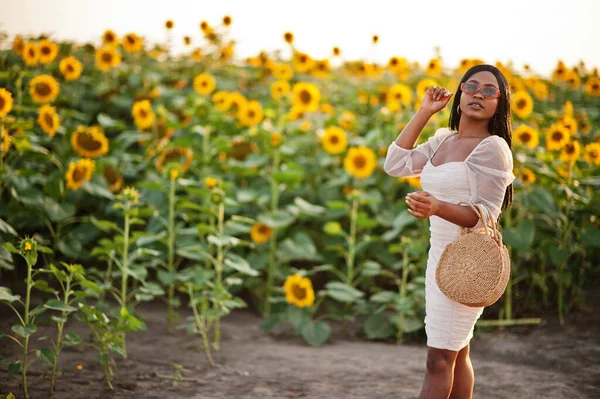 Jolie Jeune Femme Noire Porter Robe Été Pose Dans Champ — Photo