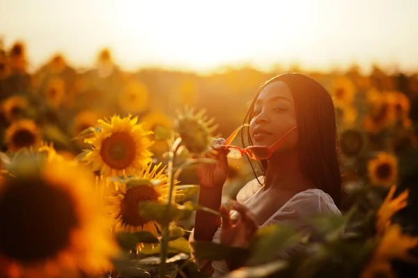 Güzel Siyah Kadın Ayçiçeği Tarlasında Yaz Elbisesi Giymiş — Stok fotoğraf