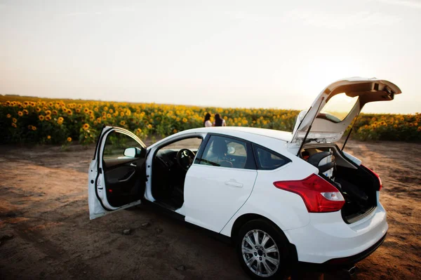 Auto Bianca Contro Due Belle Donne Nere Indossare Abito Estivo — Foto Stock