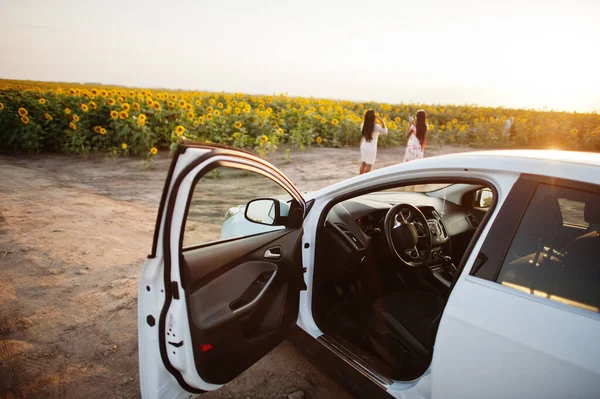 Білий Автомобіль Проти Двох Красивих Чорних Жінок Носить Літню Сукню — стокове фото