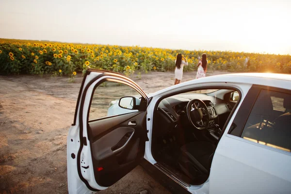 Voiture Blanche Contre Deux Jolies Femmes Noires Portent Robe Été — Photo