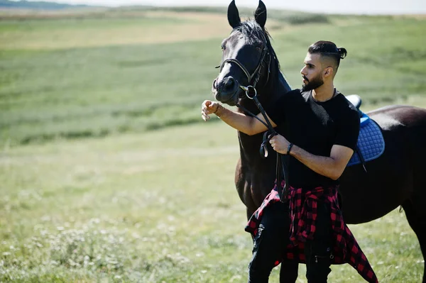 Arap uzun sakallı adam Arap atıyla siyah giyer..