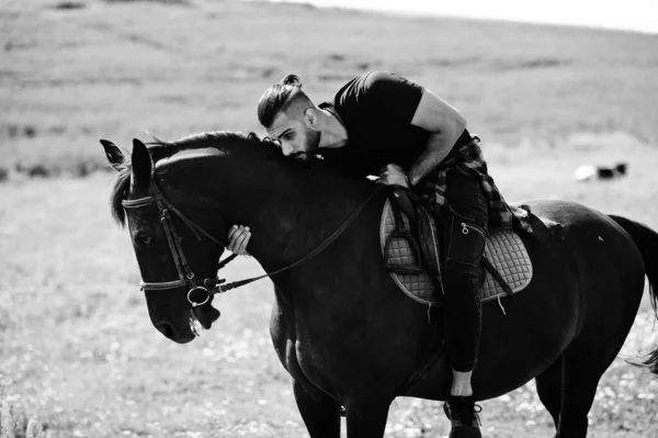 Árabe Alta Barba Homem Desgaste Preto Passeio Árabe Cavalo — Fotografia de Stock