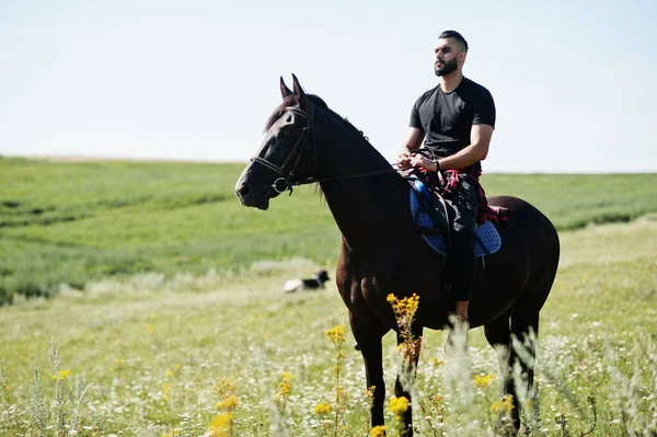 Arabisk Lång Skägg Man Bära Svart Rida Arabiskt Häst — Stockfoto
