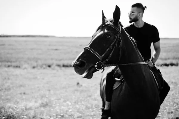 Arabische Lange Baard Man Dragen Zwart Zonnebril Rijden Arabische Paard — Stockfoto
