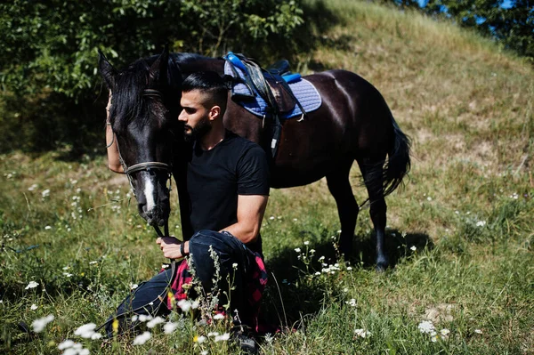 Arabisk Lång Skägg Man Bära Svart Med Arabiskt Häst — Stockfoto