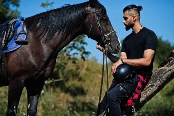 Arabisk Lång Skägg Man Bära Svart Med Arabiskt Häst — Stockfoto