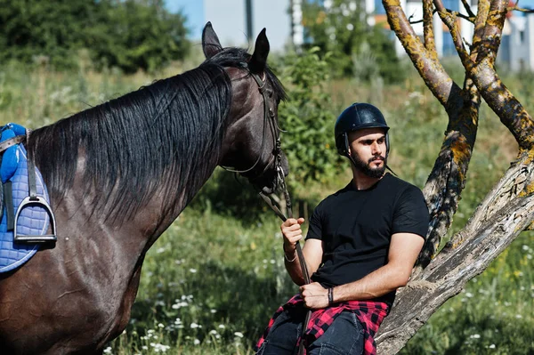 Arabisk Lång Skägg Man Bära Svart Hjälm Med Arabiskt Häst — Stockfoto