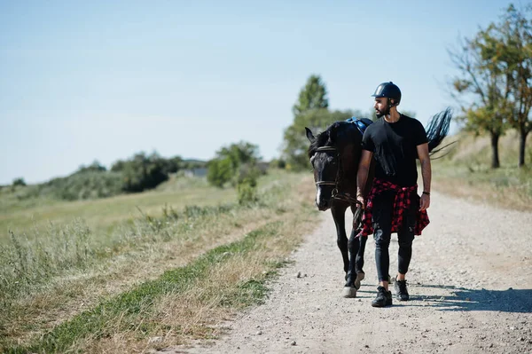 Arabische Lange Baard Man Dragen Zwarte Helm Met Arabische Paard — Stockfoto