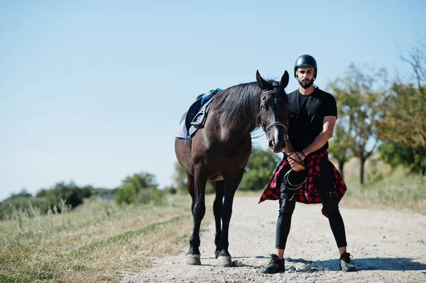 Arabisk Lång Skägg Man Bära Svart Hjälm Med Arabiskt Häst — Stockfoto