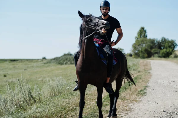 Arabisk Lång Skägg Man Bära Svart Hjälm Rida Arabiskt Häst — Stockfoto