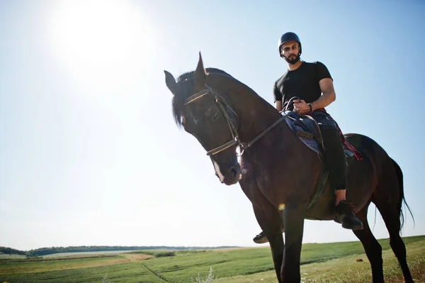 Arabische Lange Baard Man Dragen Zwarte Helm Rijden Arabisch Paard — Stockfoto