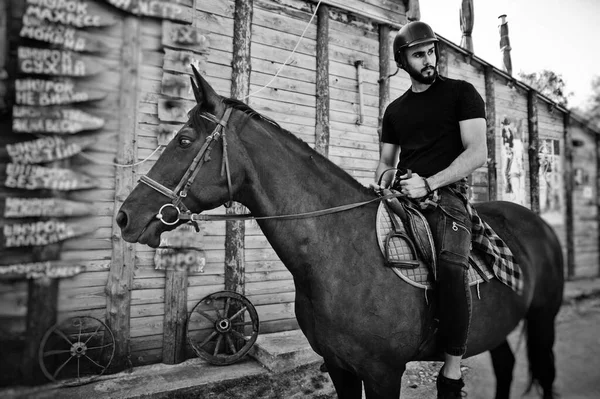 Árabe Alta Barba Homem Desgaste Preto Capacete Passeio Árabe Cavalo — Fotografia de Stock