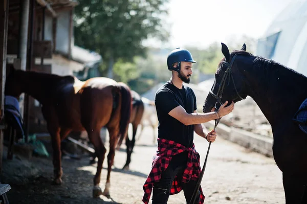 Arabisk Lång Skägg Man Bära Svart Hjälm Med Arabiskt Häst — Stockfoto