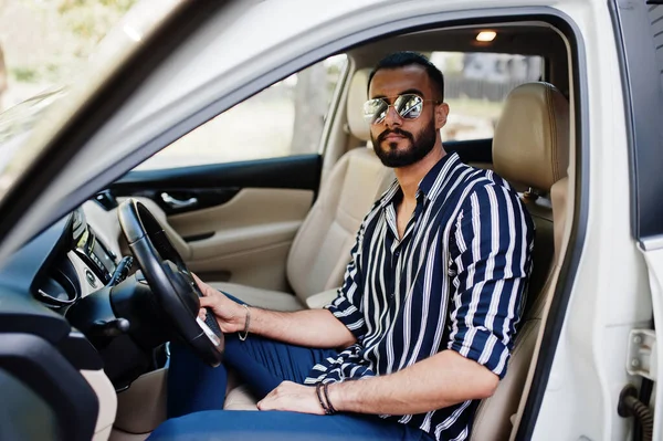 Erfolgreicher Arabischer Mann Gestreiftem Hemd Und Sonnenbrille Posiert Hinter Dem — Stockfoto