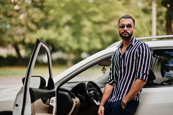 Bem Sucedido Árabe Homem Desgaste Camisa Listrada Óculos Sol Posar — Fotografia de Stock