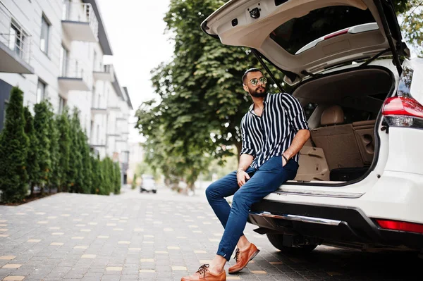 Exitoso Hombre Árabe Lleva Camisa Rayas Gafas Sol Sentadas Maletero —  Fotos de Stock