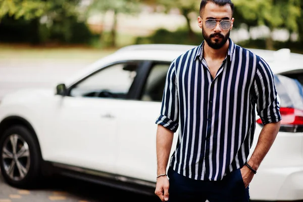 Erfolgreicher Arabischer Mann Gestreiftem Hemd Und Sonnenbrille Posiert Der Nähe — Stockfoto