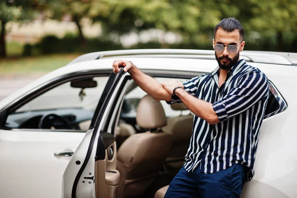 Erfolgreicher Arabischer Mann Gestreiftem Hemd Und Sonnenbrille Posiert Der Nähe — Stockfoto
